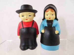 Amish couple salt and pepper shakers