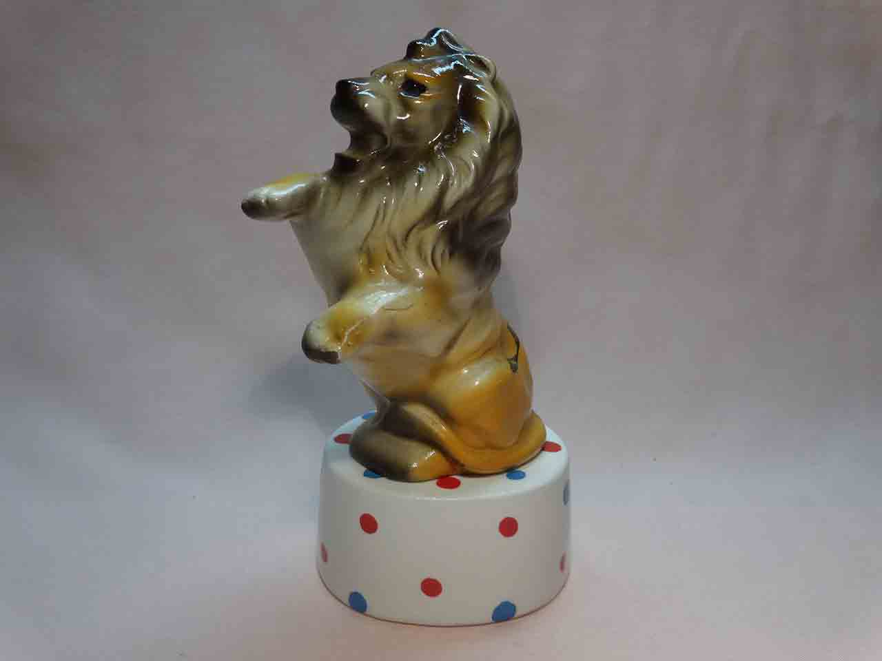 Circus animal on pedestal salt and pepper shakers - lion