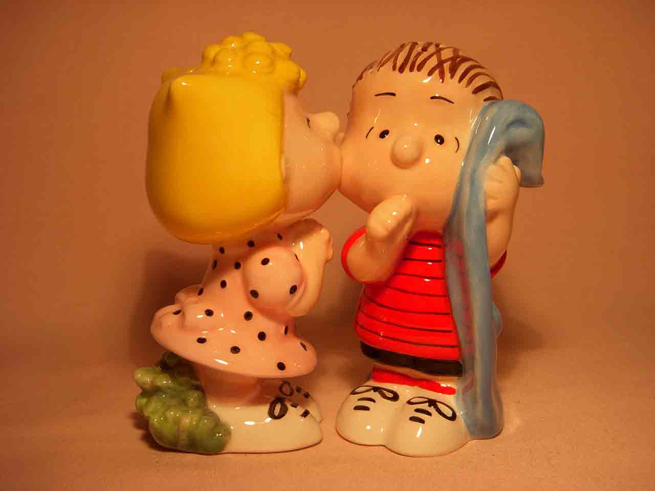 Kissers Peanuts characters Lucy kissing Linus salt and pepper shaker