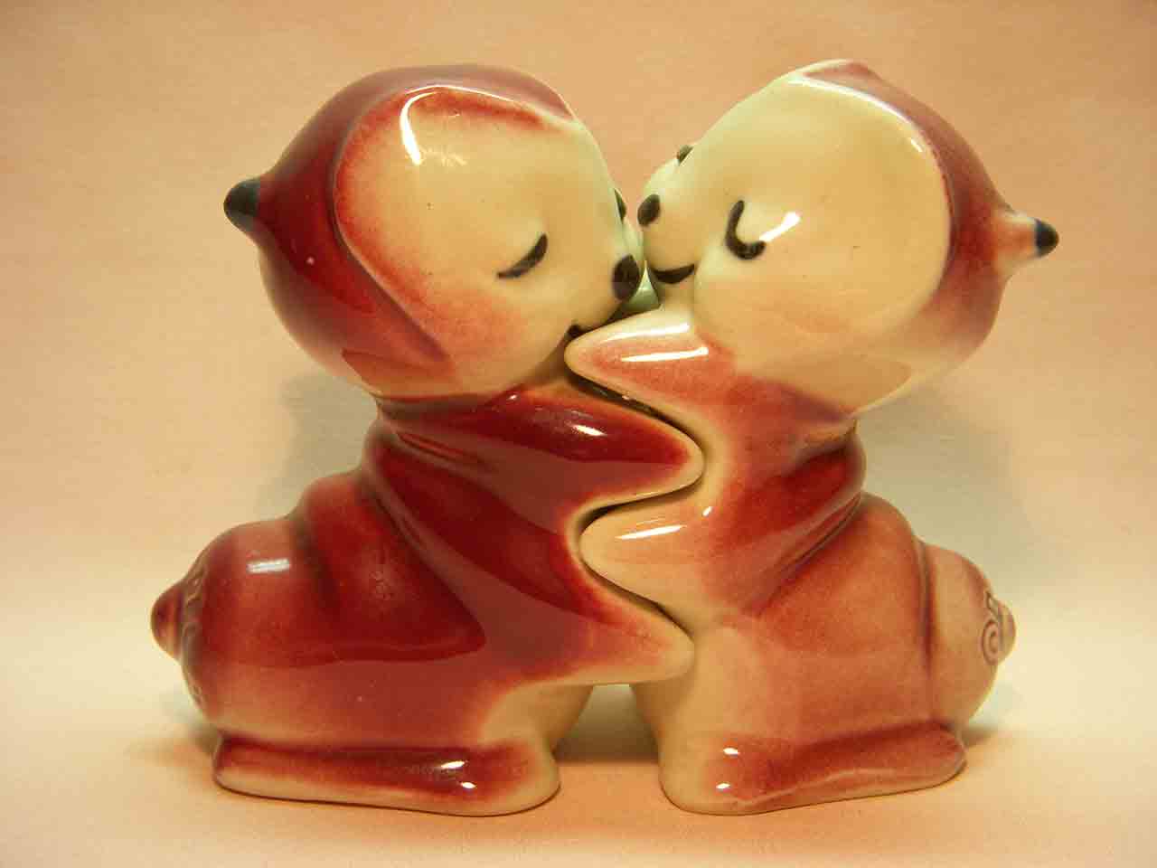 Hugger Van Tellingen love bugs salt and pepper shaker