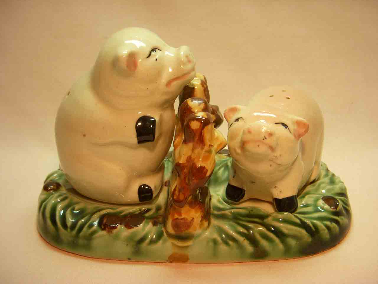 Pigs on tray salt and pepper shaker